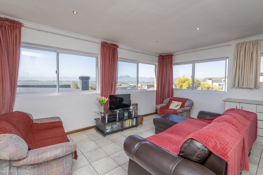 4 Bedroom Property for Sale in Uitzicht Western Cape